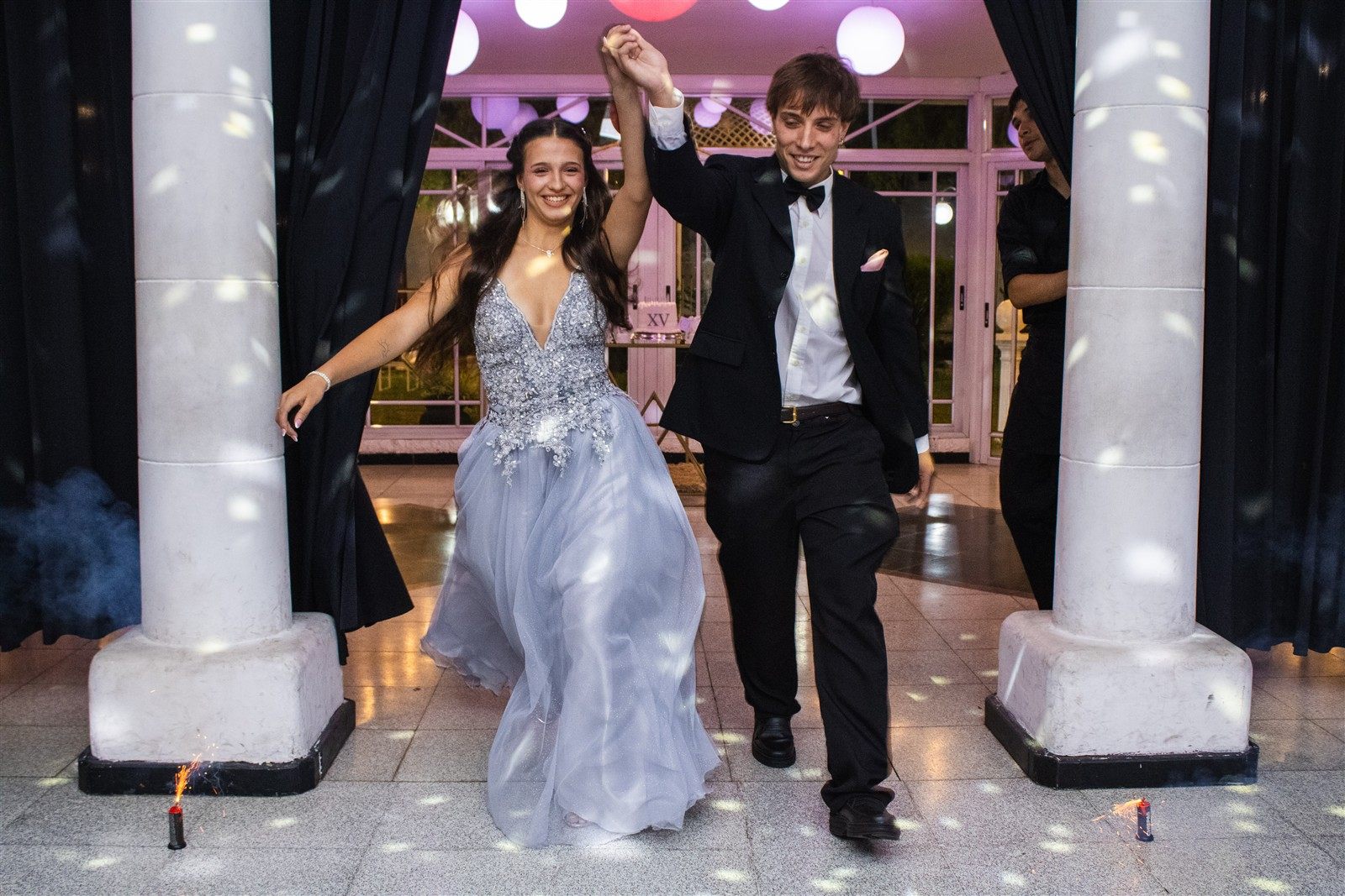 Anto entrando a su fiesta de XV con una sonrisa
